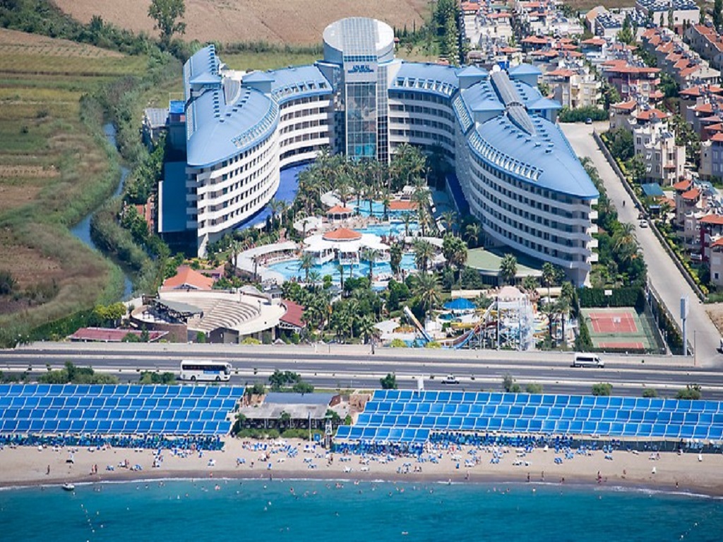 Crystal Admiral Resort Suites & SPA